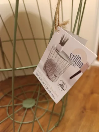 Mesa cesta auxiliar diseño verde, blanco o negra