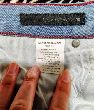 Vaquero Calvin Klein de mujer talla 28. (Mediana)