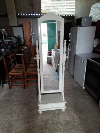 Tocador con espejo abatible de madera