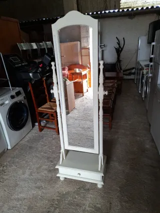 Tocador con espejo abatible de madera