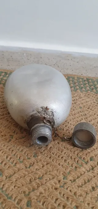 Botella de aluminio antigua