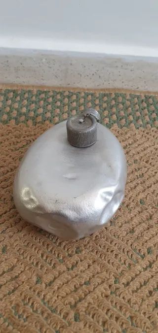 Botella de aluminio antigua