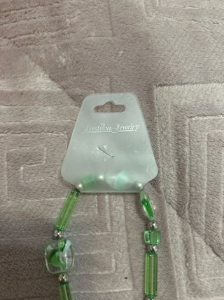 Collar de cuentas verde y multicolor