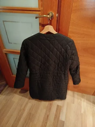 Abrigo negro acolchado mujer