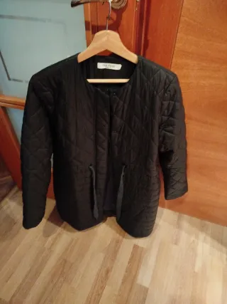 Abrigo negro acolchado mujer