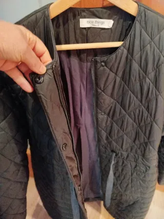 Abrigo negro acolchado mujer