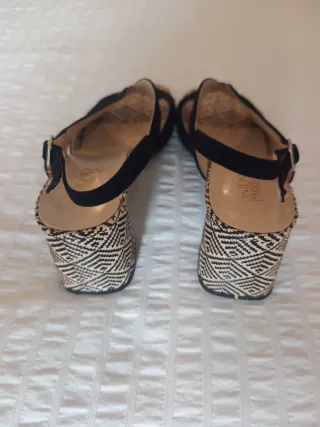 Sandalias Antonio Parriego Negras y Beige.