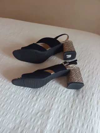 Sandalias Antonio Parriego Negras y Beige.