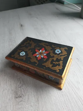 Cajita o joyero de madera decorado