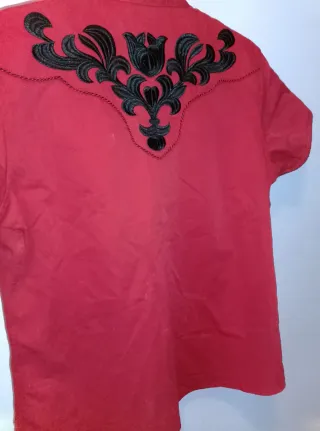 Camisa bordada roja sin usar