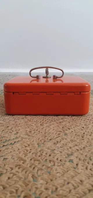 Caja de metal naranja con llave
