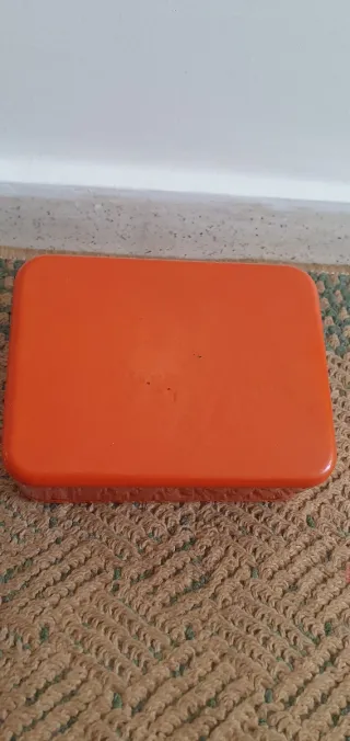 Caja de metal naranja con llave