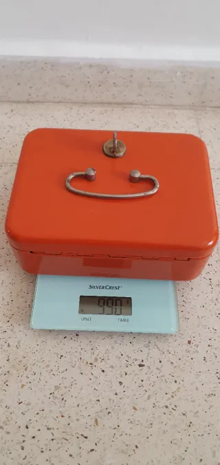Caja de metal naranja con llave