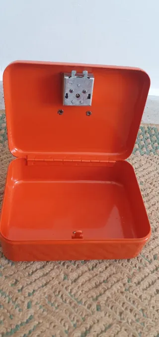 Caja de metal naranja con llave