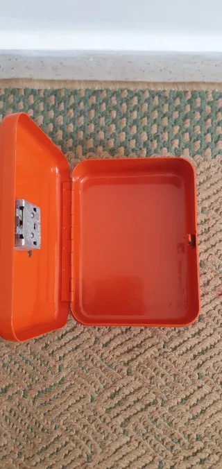 Caja de metal naranja con llave