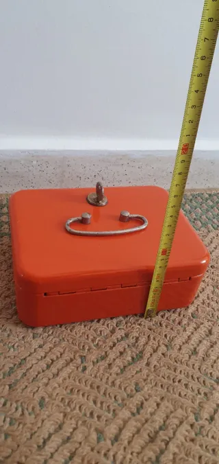 Caja de metal naranja con llave