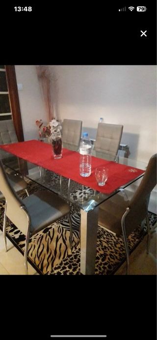 Mesa de comedor de cristal y metal