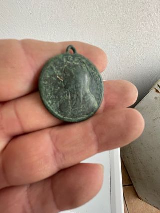 Medallón antiguo con pátina verde