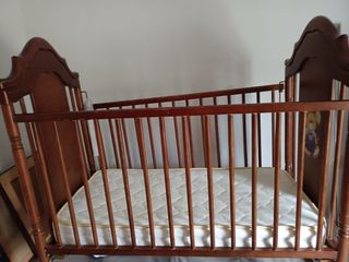 Cuna de bebé de madera