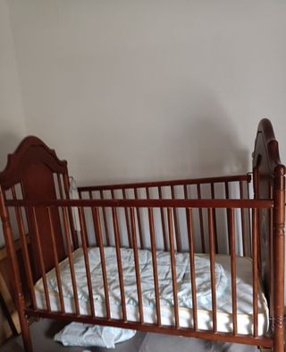 Cuna de bebé de madera