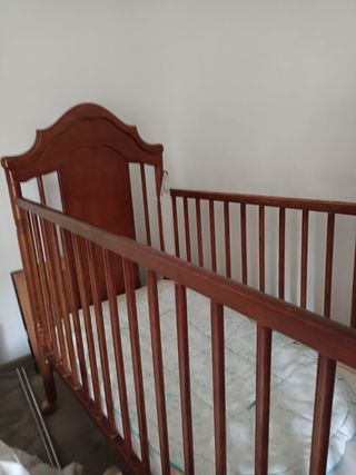 Cuna de bebé de madera