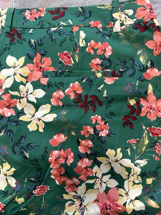 Pantalón estampado floral Cortefiel