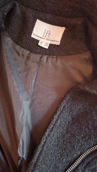 Abrigo estilo motero negro