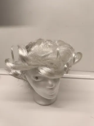 Peluca blanca trenza plateada