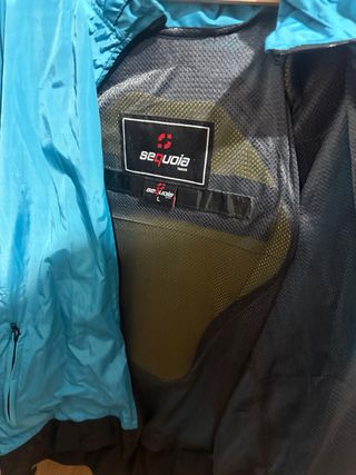 Chaqueta de moto azul con protección