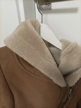 Abrigo parka marrón con capucha