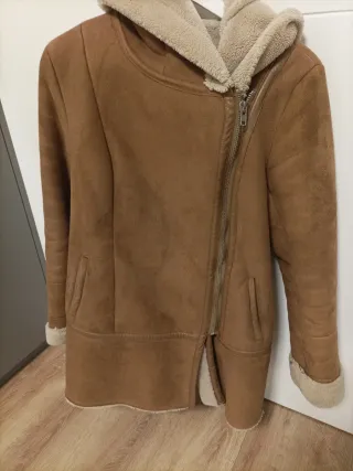 Abrigo parka marrón con capucha