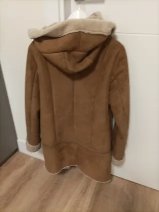 Abrigo parka marrón con capucha