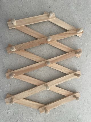 Perchero extensible de madera SKLUM