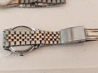 dos relojes de pulsera vintage, posiblemente 1980