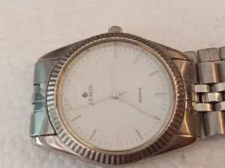 dos relojes de pulsera vintage, posiblemente 1980