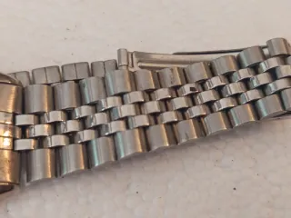 dos relojes de pulsera vintage, posiblemente 1980