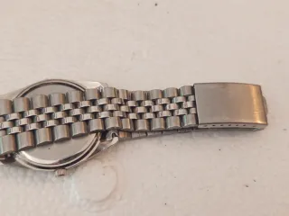 dos relojes de pulsera vintage, posiblemente 1980