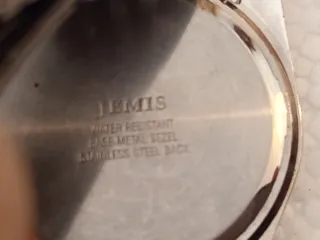 dos relojes de pulsera vintage, posiblemente 1980