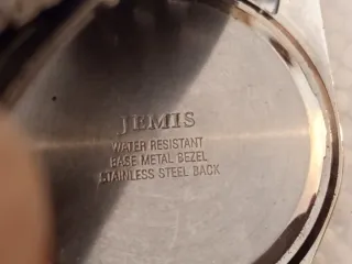 dos relojes de pulsera vintage, posiblemente 1980