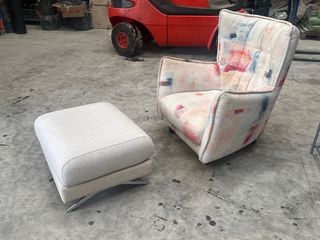 Butaca de tela con diseño abstracto