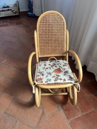 Mecedora infantil de mimbre con cojín floral