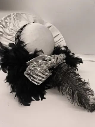 Sombrero de fiesta con plumas