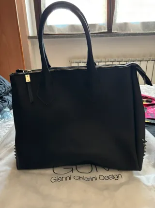 Borsa GUM nera con borchie