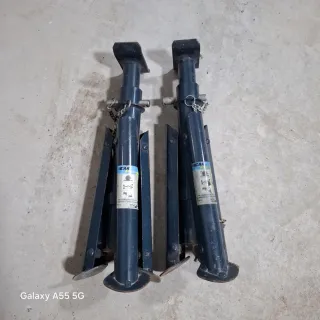 2 caballetes de 2 toneladas y tacos de madera