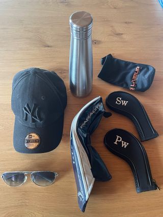 Set accessori golf: cappellino, borraccia, custodi