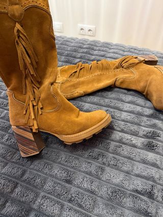 Botas de ante con flecos y tacón