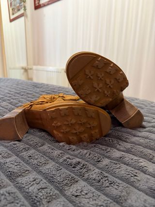Botas de ante con flecos y tacón