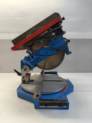 Sierra ingletadora eléctrica clásica