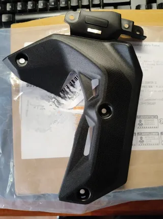 Cubierta lateral derecho radiador Z650