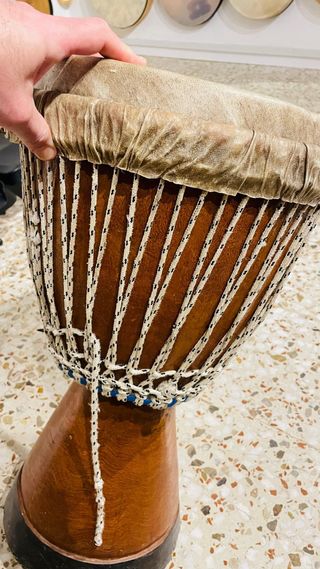 Djembe tambor africano autentico.
